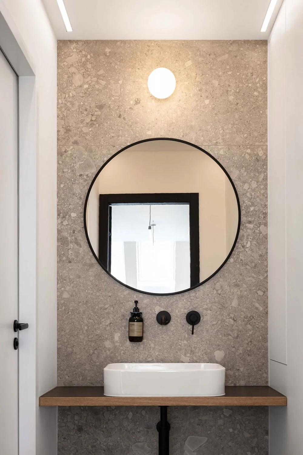 Stylowy czarno-biały loft pod dachem w Przeździku - Gallery image 13