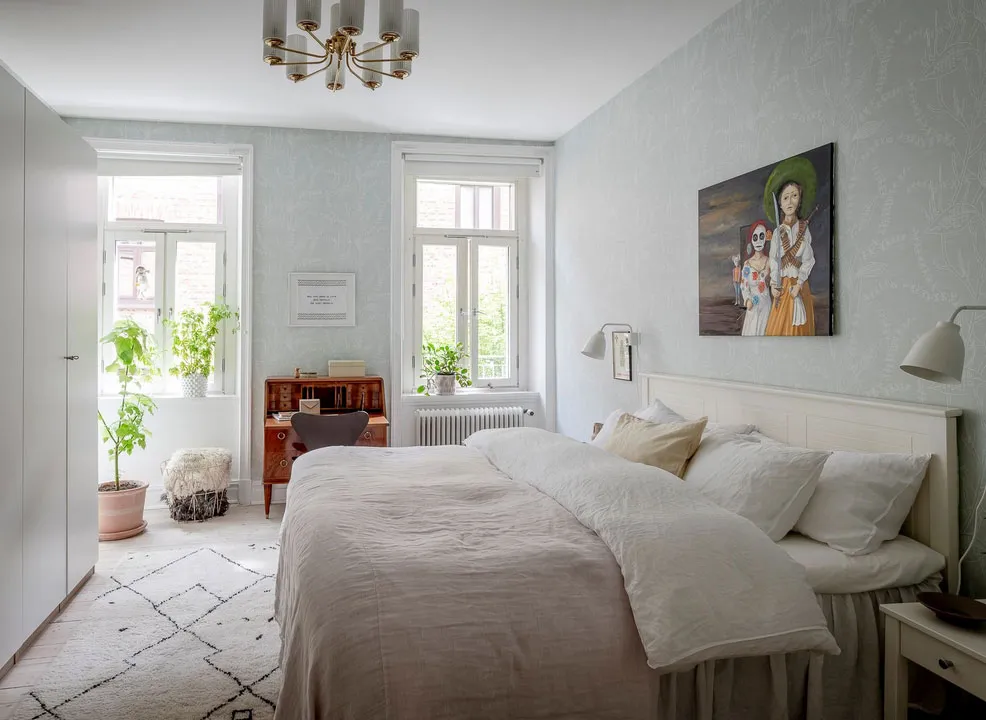 Lebhaftes skandinavisches Apartment mit einem Überfluss an moderner Kunst - Gallery image 16