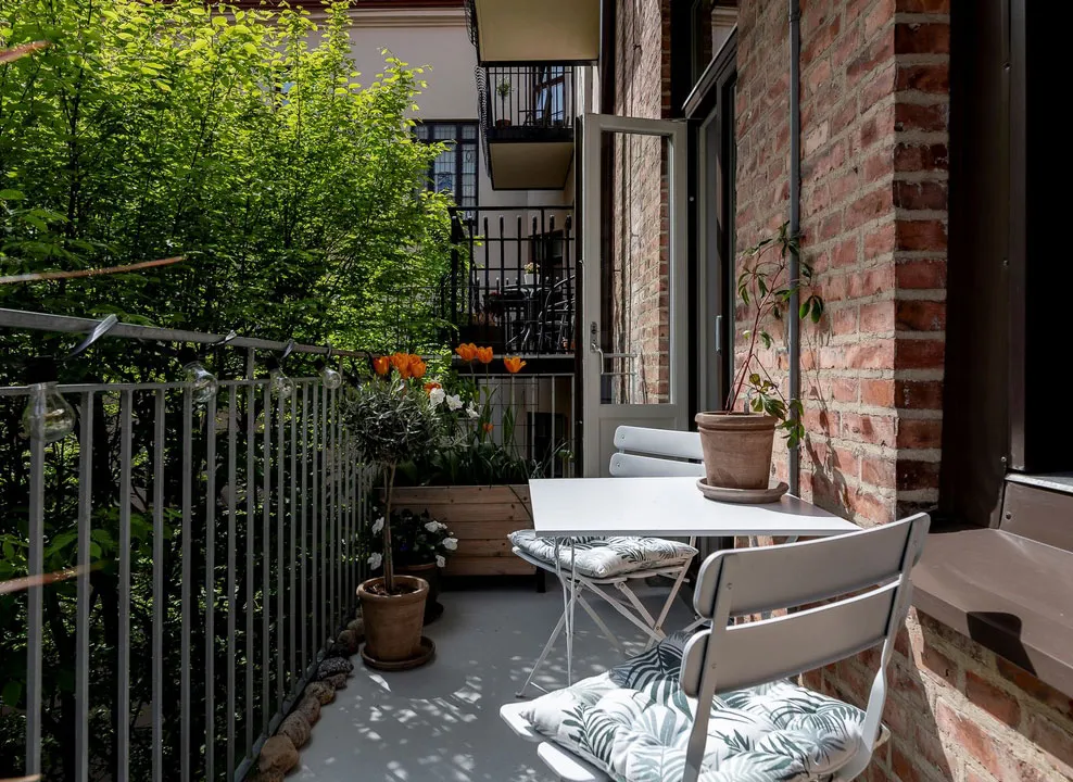 Lebhaftes skandinavisches Apartment mit einem Überfluss an moderner Kunst - Gallery image 23