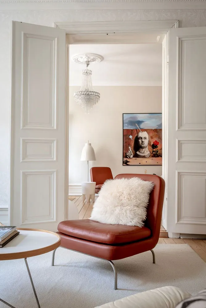 Lebhaftes skandinavisches Apartment mit einem Überfluss an moderner Kunst - Gallery image 12