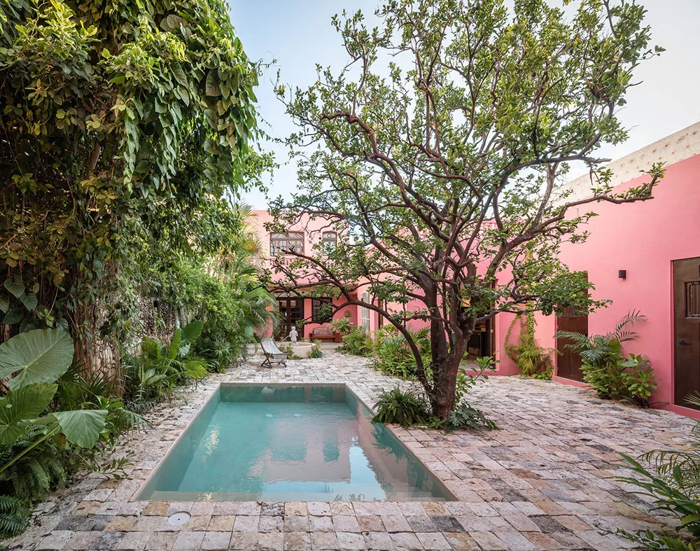 Różowy fasad i tradycyjne wnętrza z kamienia: villa w Meksyku - Gallery image 26
