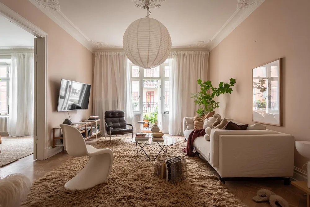 Stylische moderne Interieurs einer schwedischen Wohnung in einem alten Haus - Gallery image 15