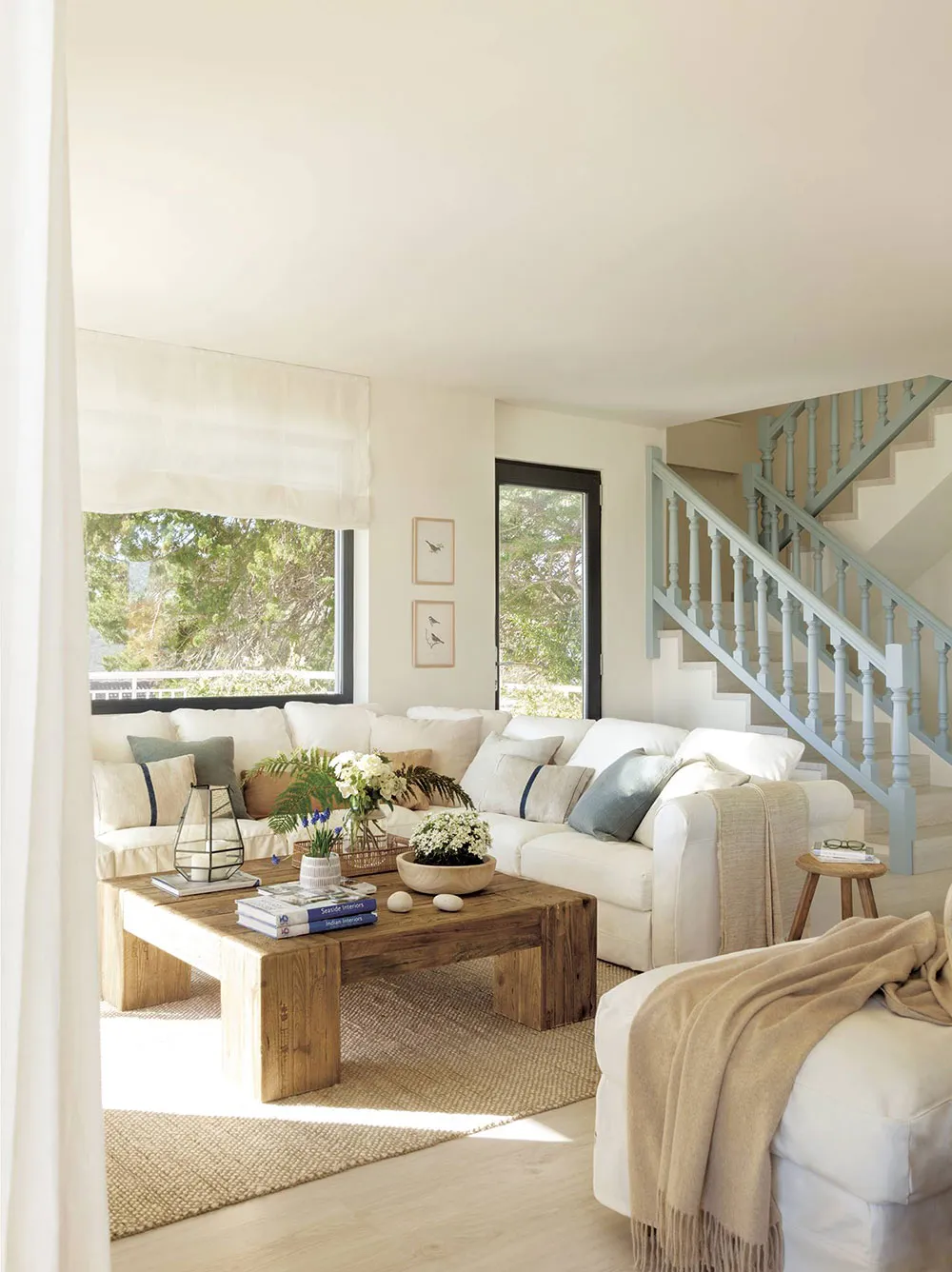 Białe wnętrza z niebieskimi akcentami i niesamowitymi widokami na morze w Hiszpanii - Gallery image 2