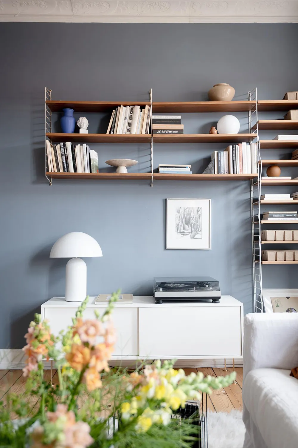 Murs bleus et meubles blancs : appartement à Göteborg (76 m²) - Gallery image 14