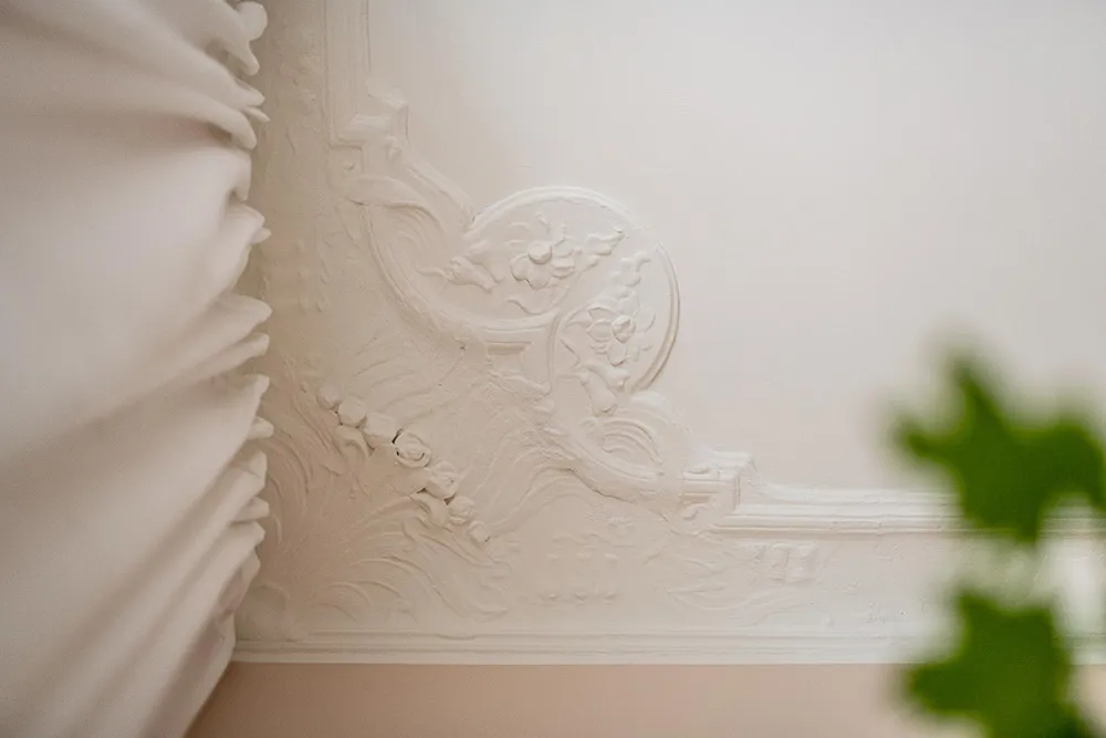 Stylische moderne Interieurs einer schwedischen Wohnung in einem alten Haus - Gallery image 19