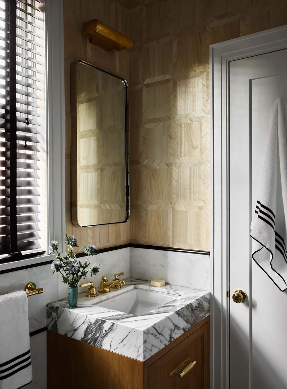 Книги, искусство и атмосфера старой Европы: апартаменты дизайнера в Нью-Йорке - Gallery image 8