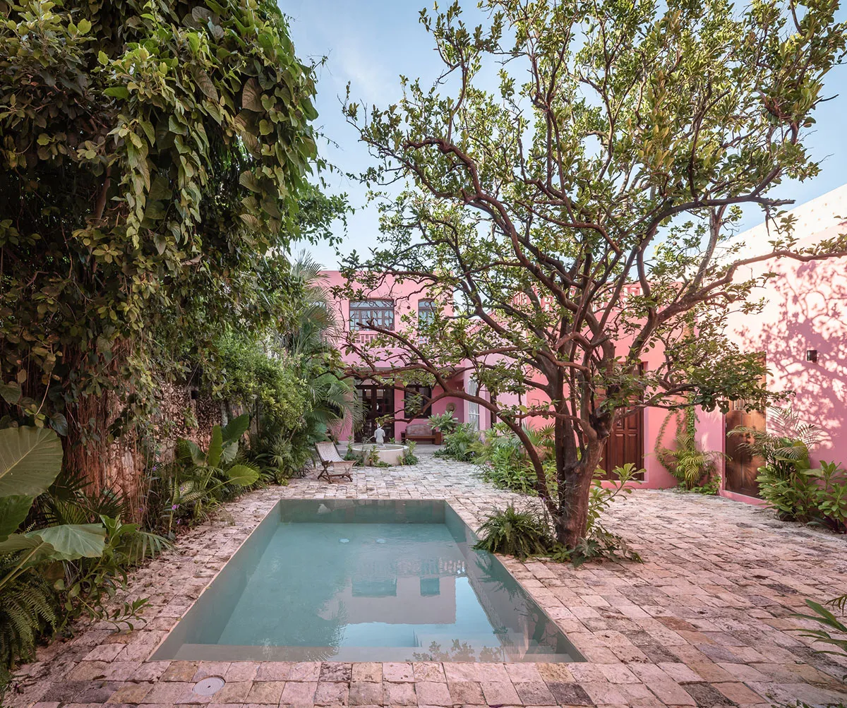 Różowy fasad i tradycyjne wnętrza z kamienia: villa w Meksyku - Gallery image 25
