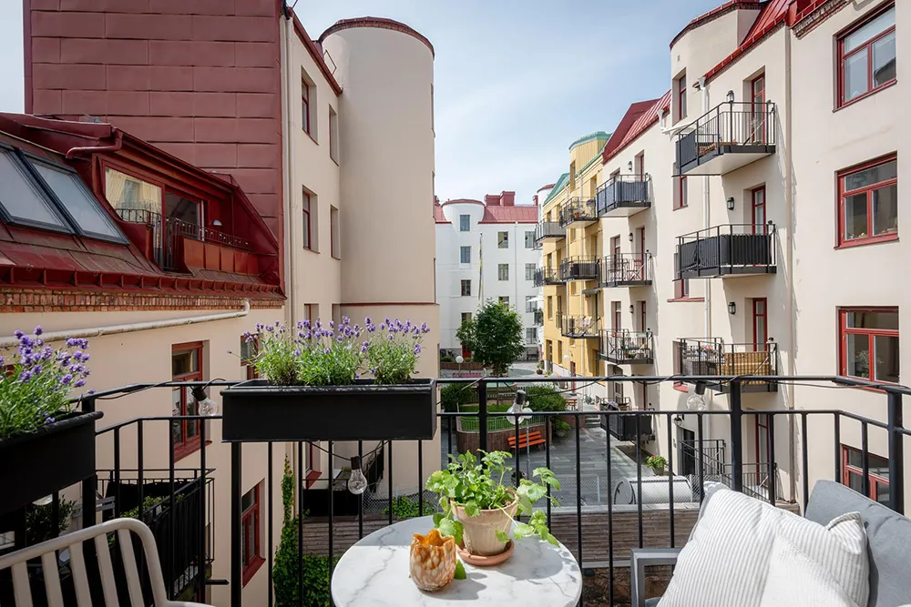 Murs bleus et meubles blancs : appartement à Göteborg (76 m²) - Gallery image 20