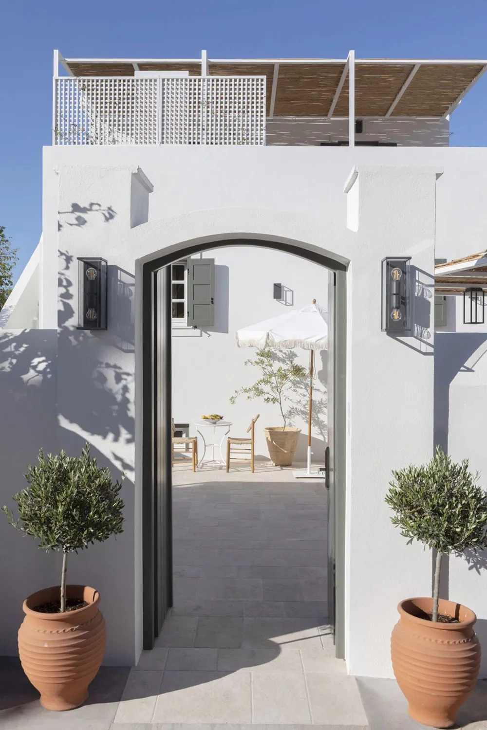 Diseño moderno y estilo griego: hotel Yayaki en la isla de Spetses, Grecia - Gallery image 1