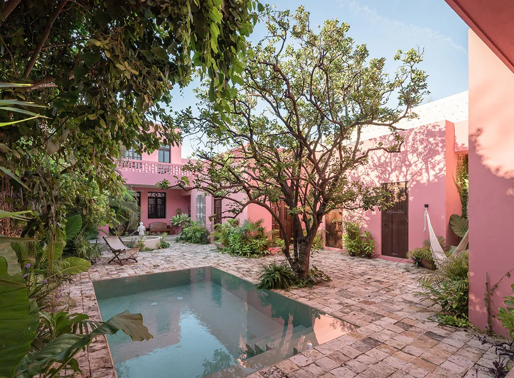 Różowy fasad i tradycyjne wnętrza z kamienia: villa w Meksyku - Gallery image 21