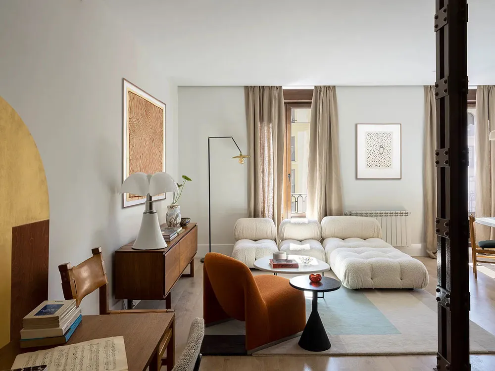 Interior luminoso y acogedor en Madrid, donde lo moderno se combina hermosamente con lo antiguo - Gallery image 1
