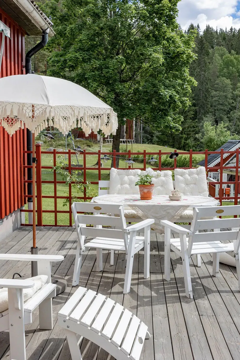 Cozy Swedish cottage with a cute children's cabin - Gallery image 1