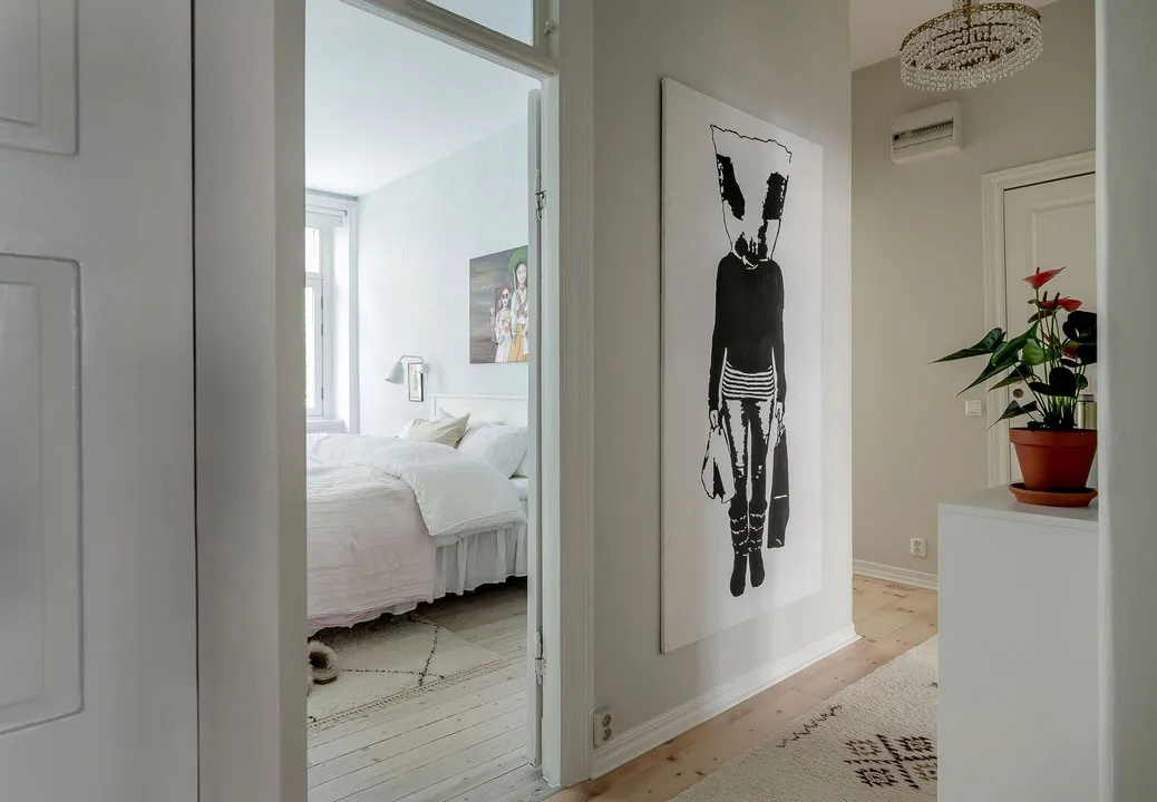 Lebhaftes skandinavisches Apartment mit einem Überfluss an moderner Kunst - Gallery image 19