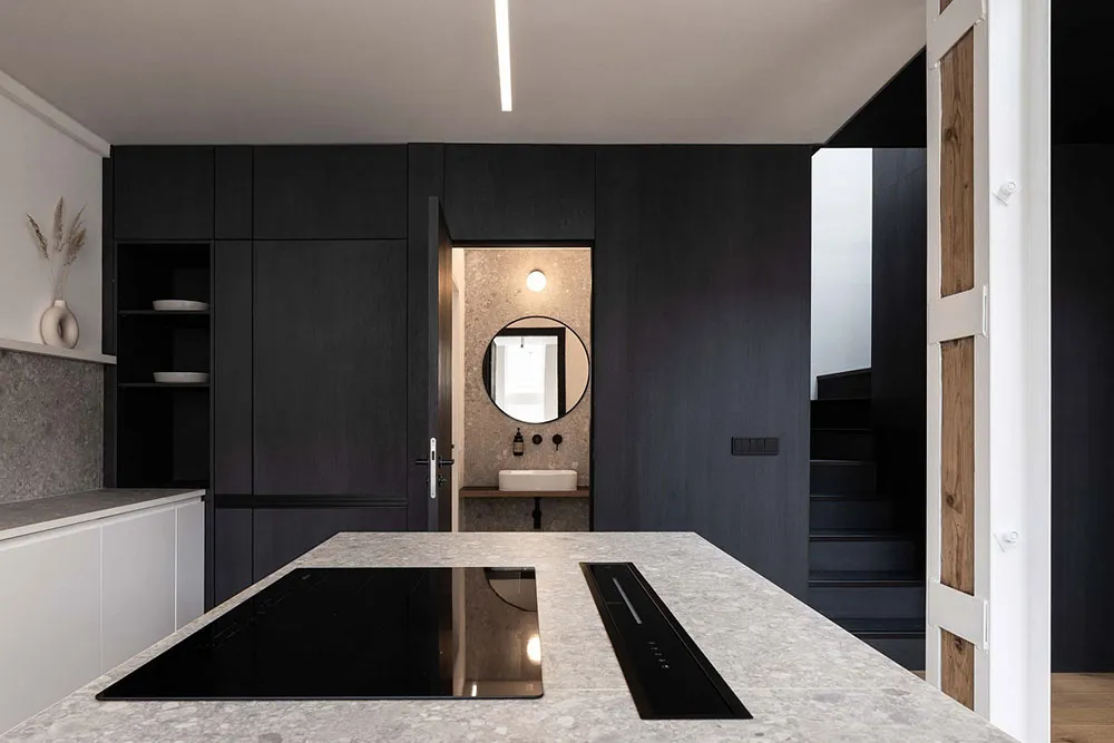 Stylowy czarno-biały loft pod dachem w Przeździku - Gallery image 12