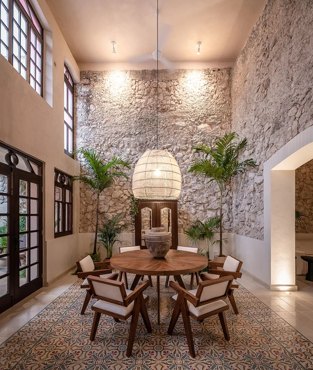 Różowy fasad i tradycyjne wnętrza z kamienia: villa w Meksyku - Gallery image 6