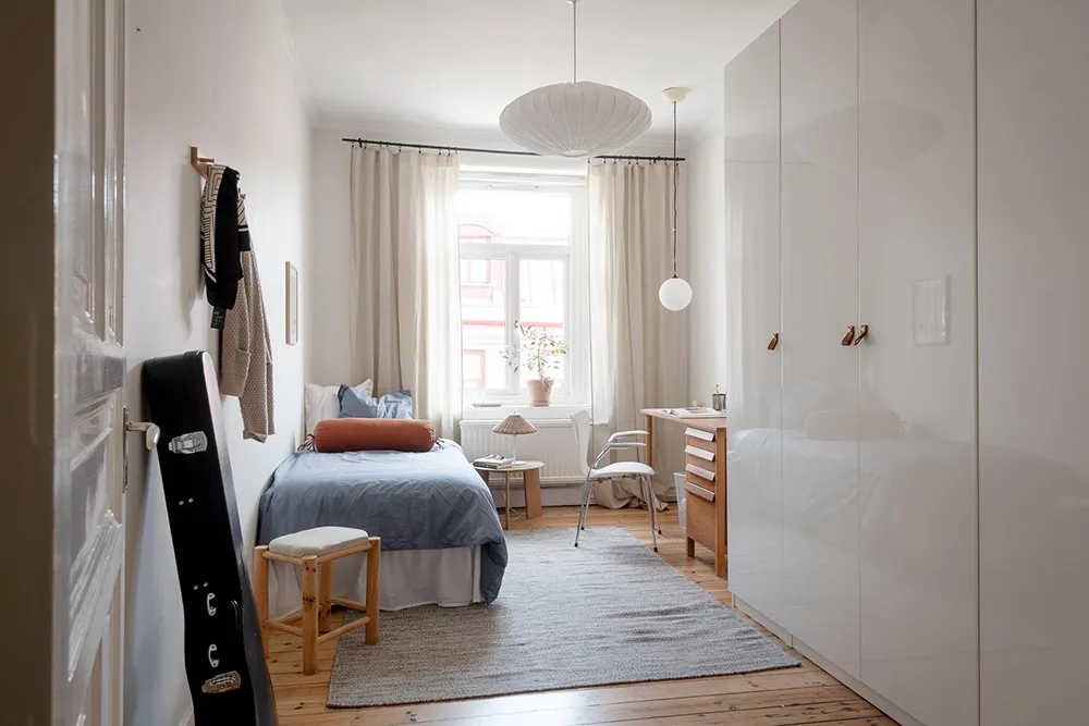 Murs bleus et meubles blancs : appartement à Göteborg (76 m²) - Gallery image 31