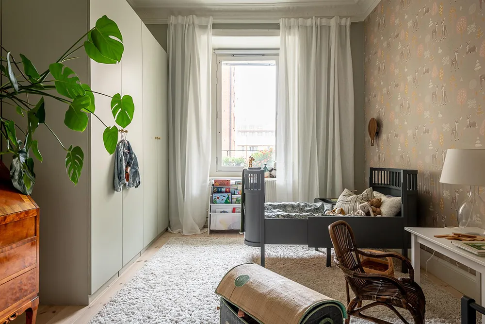 Stylische moderne Interieurs einer schwedischen Wohnung in einem alten Haus - Gallery image 32