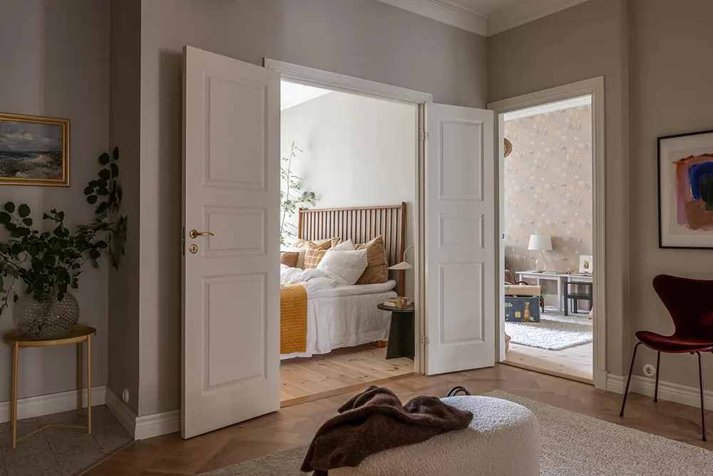 Stylische moderne Interieurs einer schwedischen Wohnung in einem alten Haus - Gallery image 30