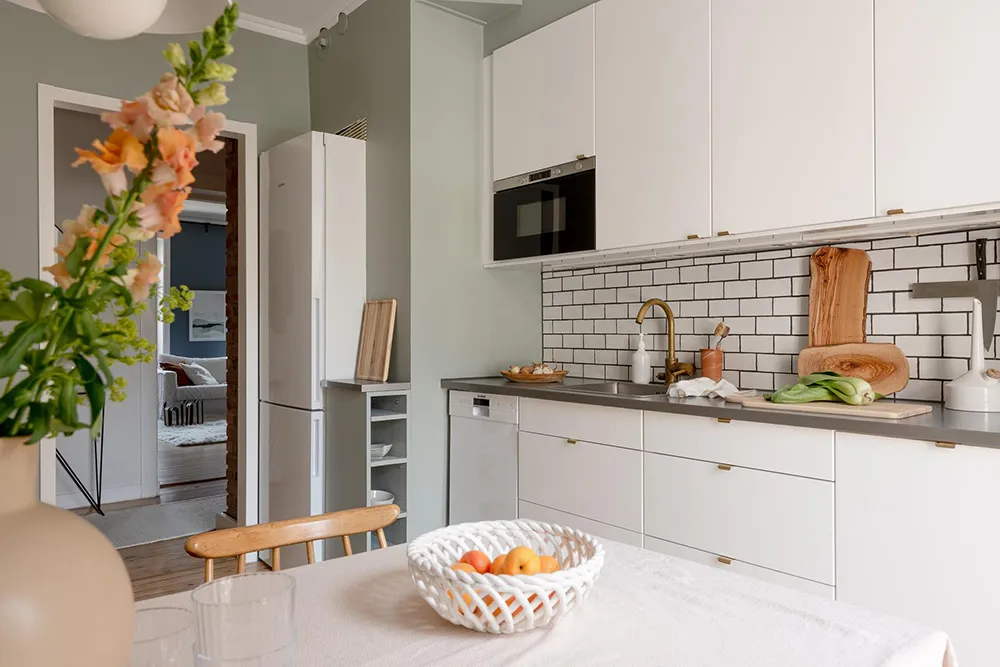 Murs bleus et meubles blancs : appartement à Göteborg (76 m²) - Gallery image 25