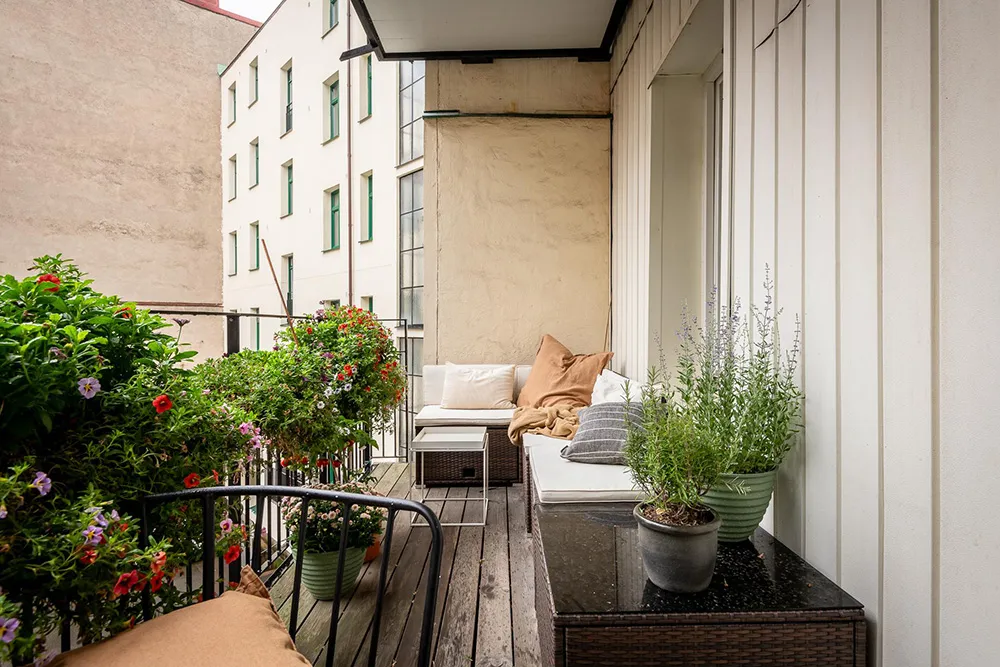 Stylische moderne Interieurs einer schwedischen Wohnung in einem alten Haus - Gallery image 24