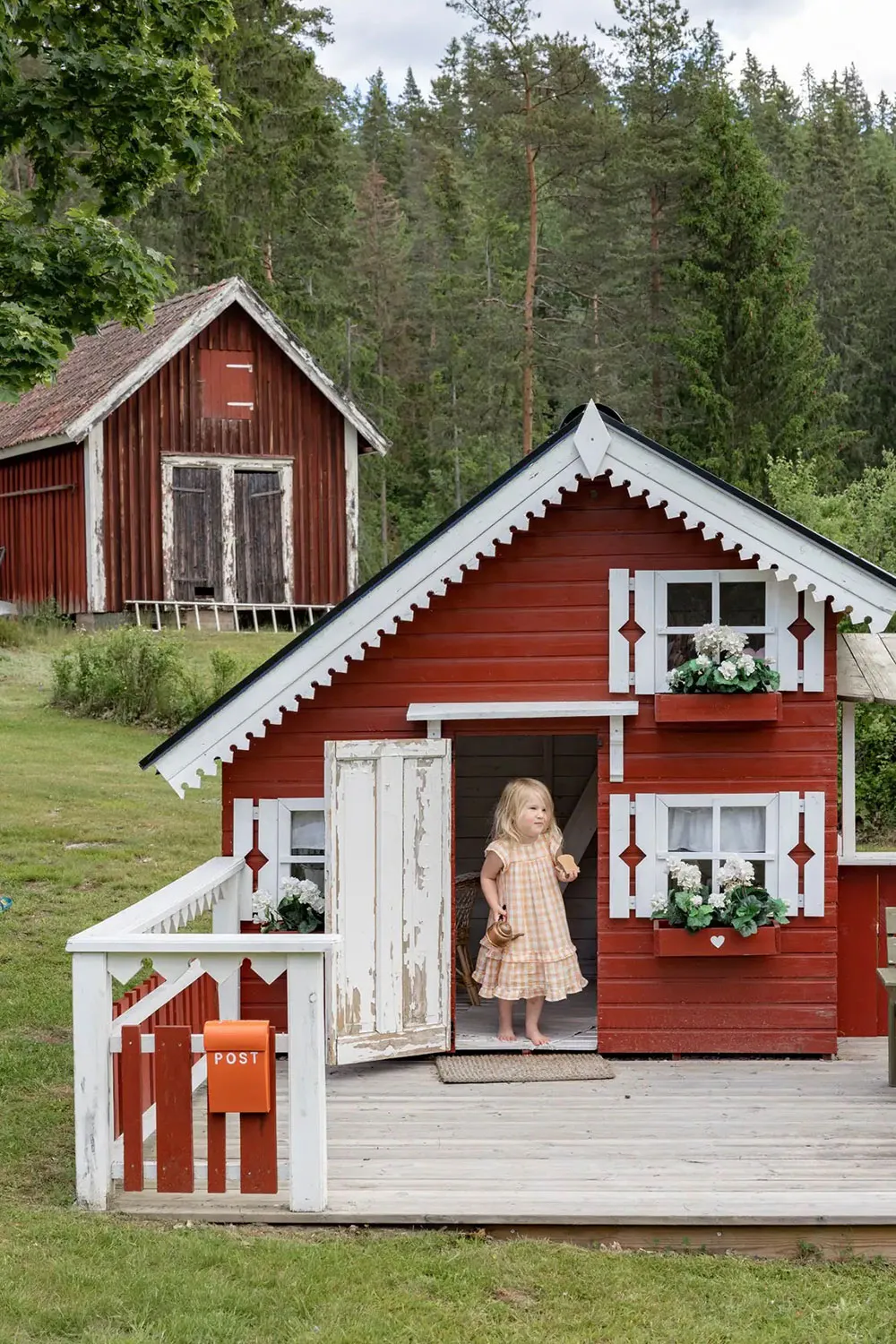 Cozy Swedish cottage with a cute children's cabin - Gallery image 11