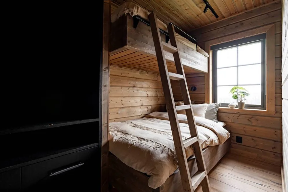 स्वीडन में स्थित एक आधुनिक शैली का घर, जिसमें काले रंग की फर्नीचर है (क्षेत्रफल: 102 वर्ग मीटर) - Gallery image 9