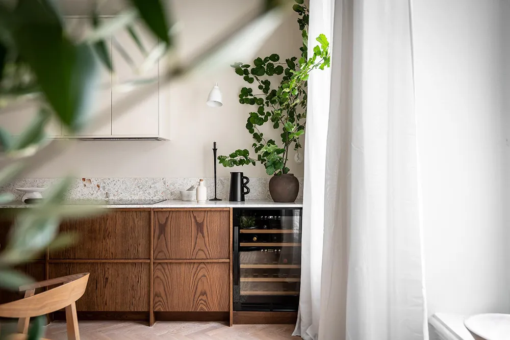 Stylische moderne Interieurs einer schwedischen Wohnung in einem alten Haus - Gallery image 9