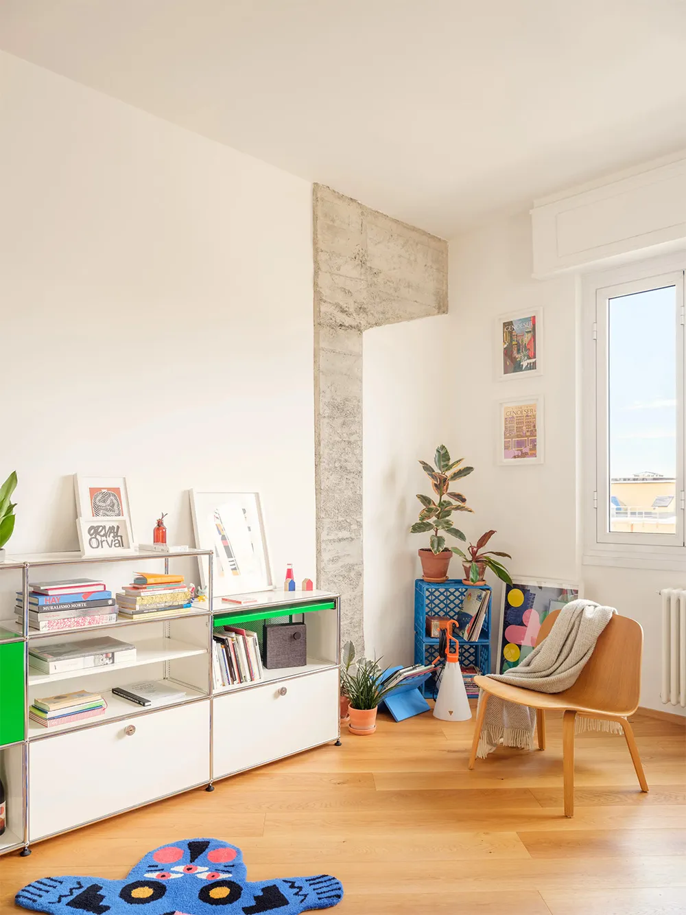 Светлый индустриальный интерьер в Генуе с растениями и яркими вставками - Gallery image 9