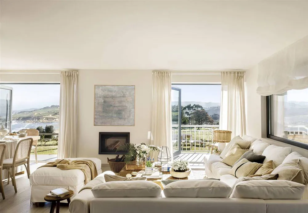 Białe wnętrza z niebieskimi akcentami i niesamowitymi widokami na morze w Hiszpanii - Gallery image 3