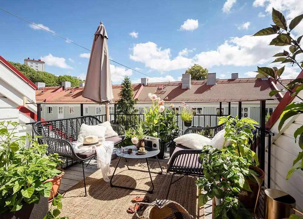 Living Room with Red Sofa and Spacious Loft: Apartment in Gothenburg - Gallery image 9