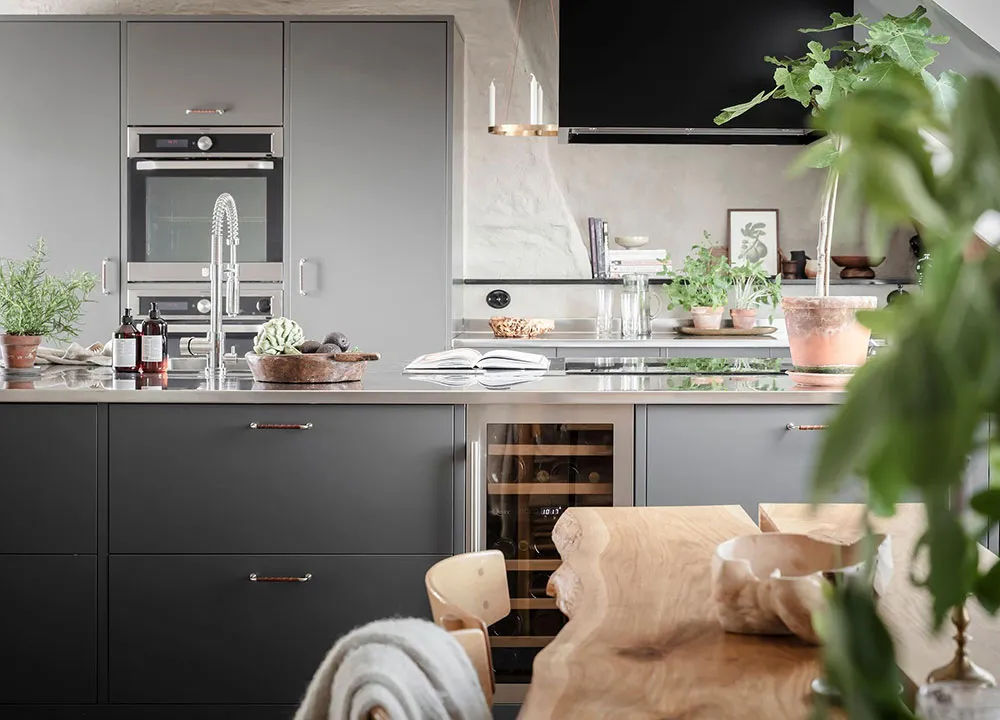 Living Room with Red Sofa and Spacious Loft: Apartment in Gothenburg - Gallery image 15