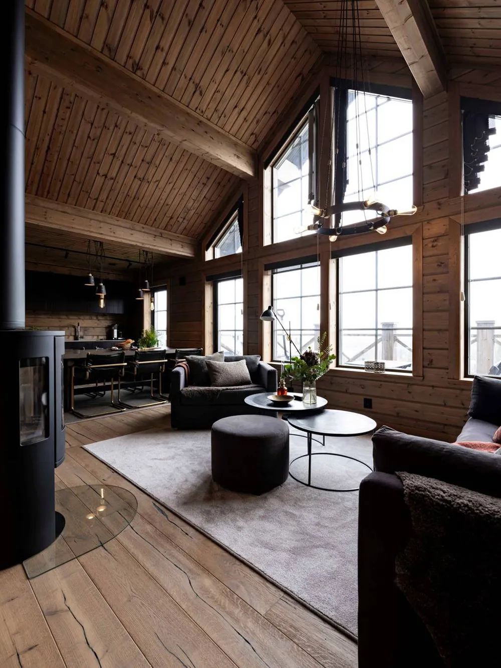 स्वीडन में स्थित एक आधुनिक शैली का घर, जिसमें काले रंग की फर्नीचर है (क्षेत्रफल: 102 वर्ग मीटर) - Gallery image 1