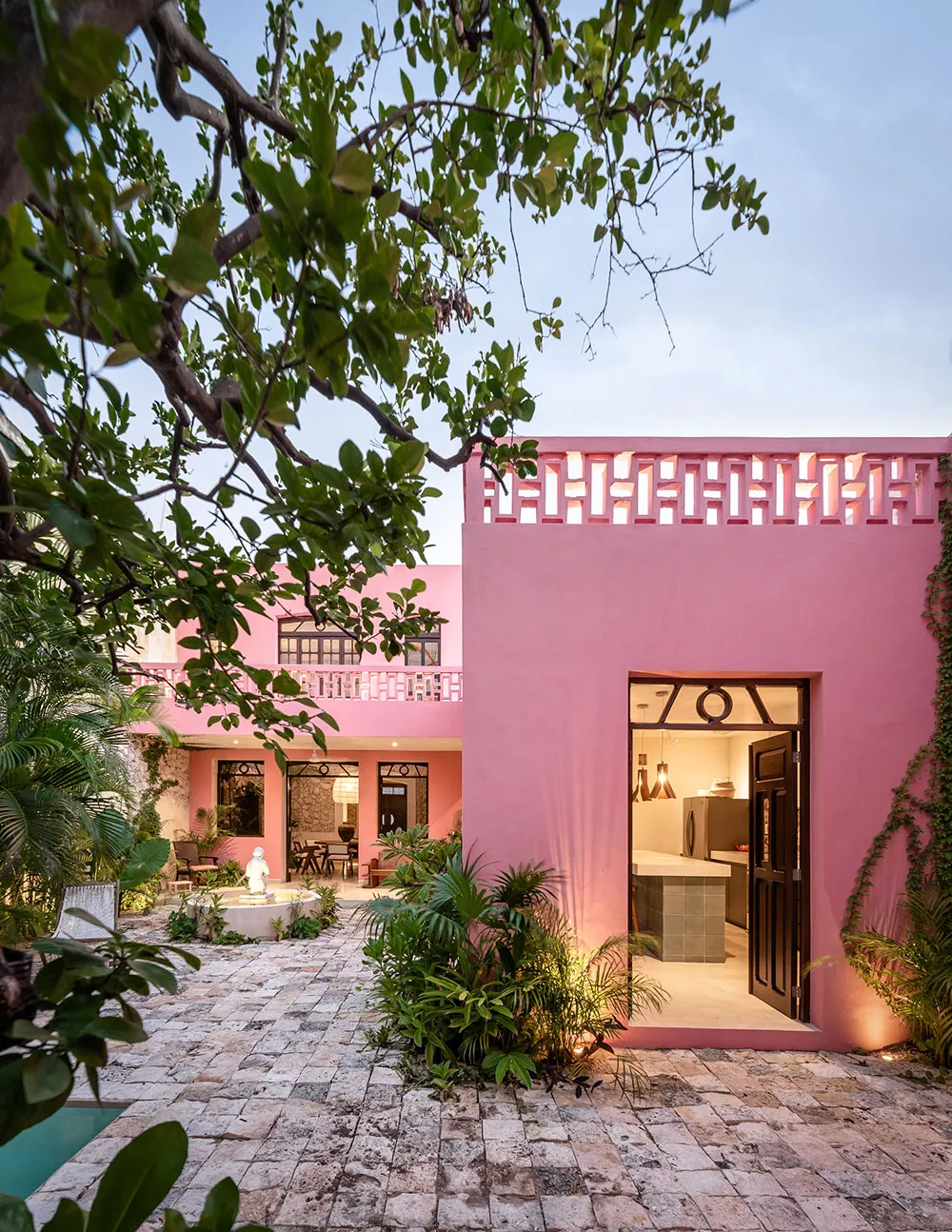 Różowy fasad i tradycyjne wnętrza z kamienia: villa w Meksyku - Gallery image 28