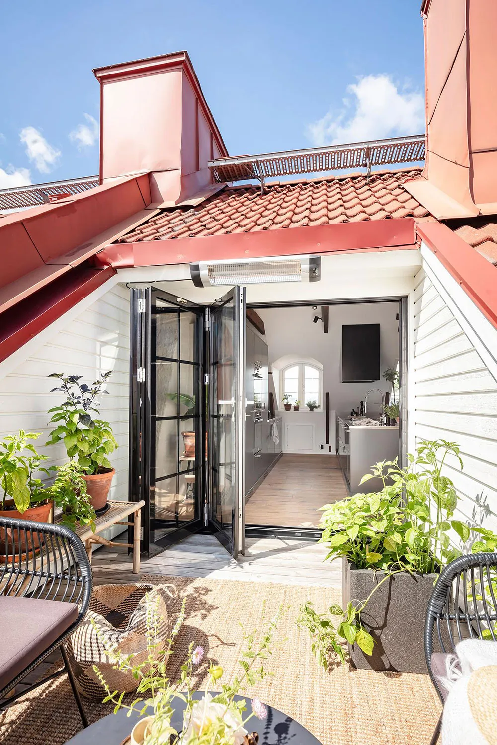Living Room with Red Sofa and Spacious Loft: Apartment in Gothenburg - Gallery image 12