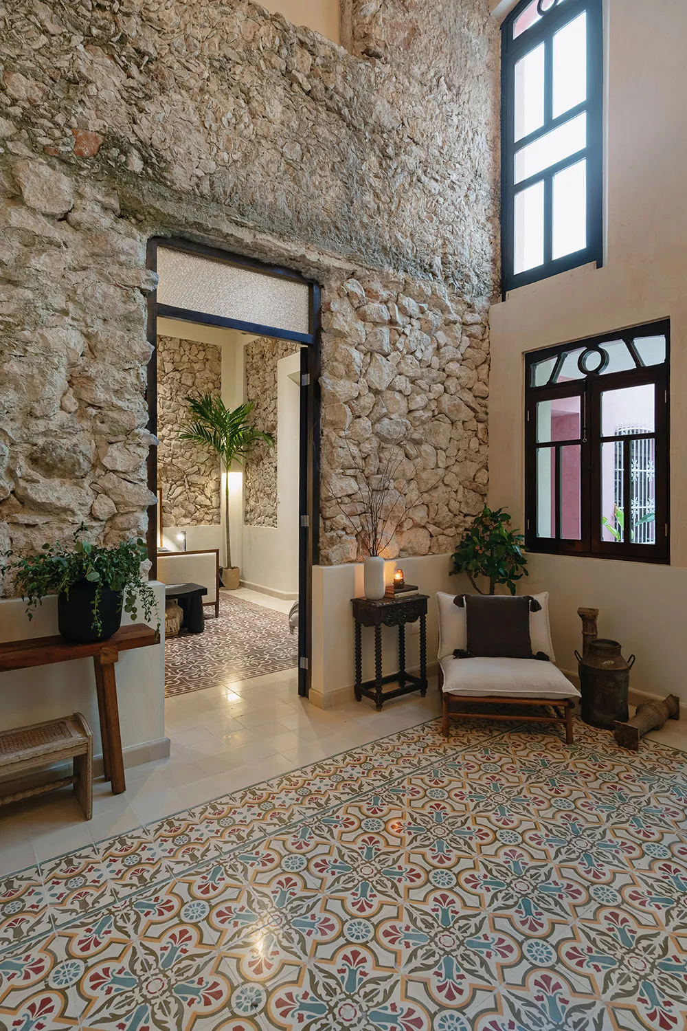 Różowy fasad i tradycyjne wnętrza z kamienia: villa w Meksyku - Gallery image 14