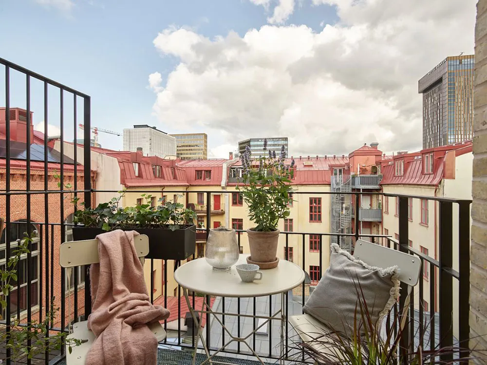 Fenêtre de mansarde luxueuse dans le design d'une appartement à deux étages à Gotenburg (83 m²) - Gallery image 6