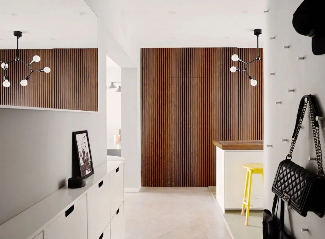 Interior escandinavo tranquilo con dormitorios coloridos y detalles decorativos - Gallery image 23