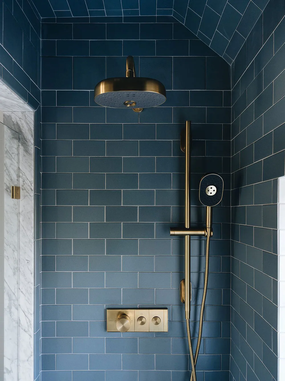 Formes esthétiques et tons chaleureux : une maison très belle au Michigan - Gallery image 36