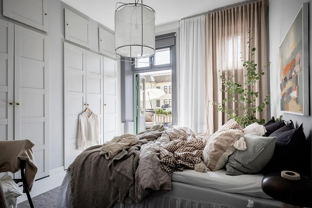 Elegancki skandynawski wnętrze z otwartymi półkami i nowoczesnymi szarymi akcentami (74 m²) - Gallery image 24