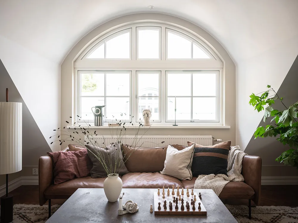 Appartement à deux étages avec de superbes fenêtres de mansarde en Suède - Gallery image 2