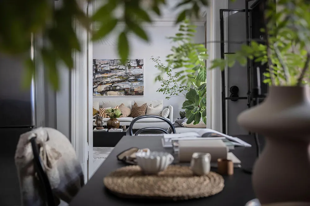 Elegancki skandynawski wnętrze z otwartymi półkami i nowoczesnymi szarymi akcentami (74 m²) - Gallery image 22