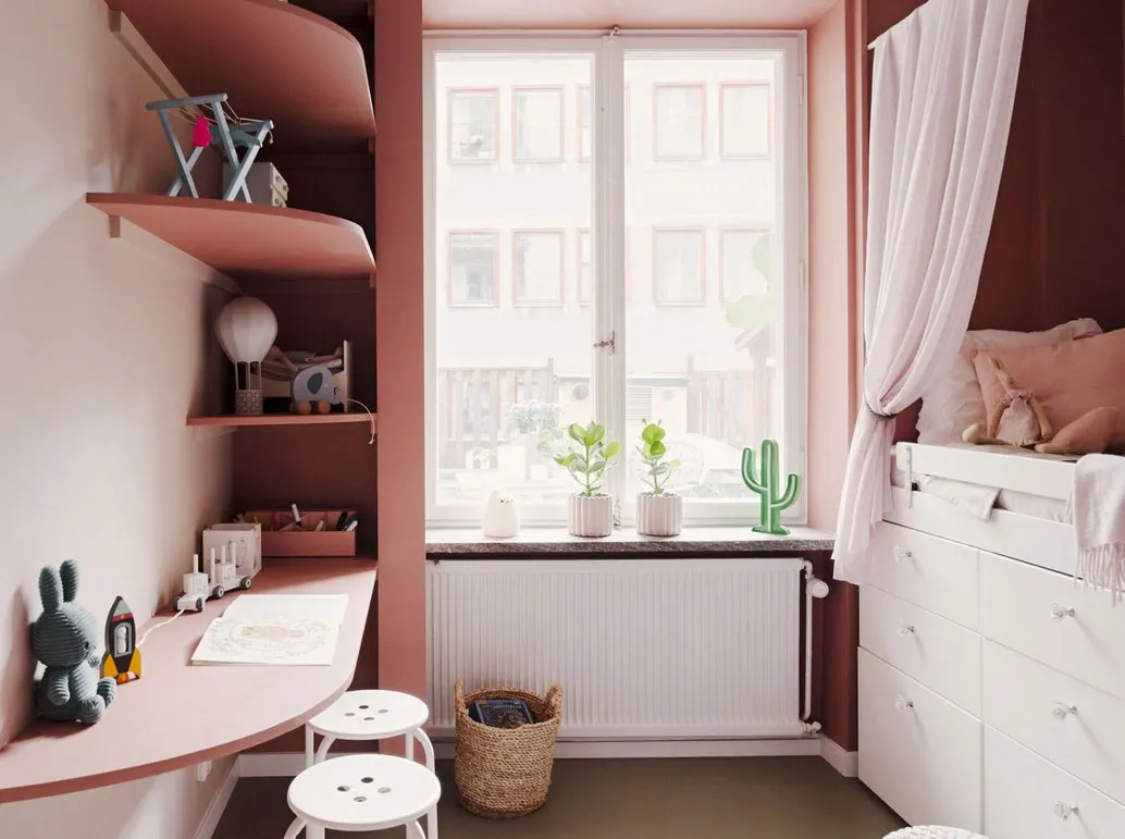 Interior escandinavo tranquilo con dormitorios coloridos y detalles decorativos - Gallery image 18