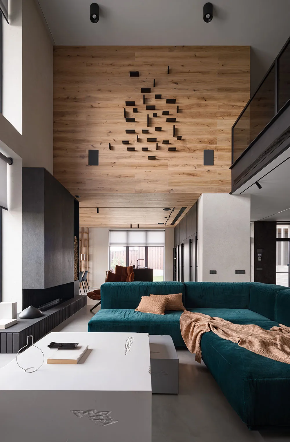 Современный дом для семьи в Днепре с обилием дерева в декоре - Gallery image 1