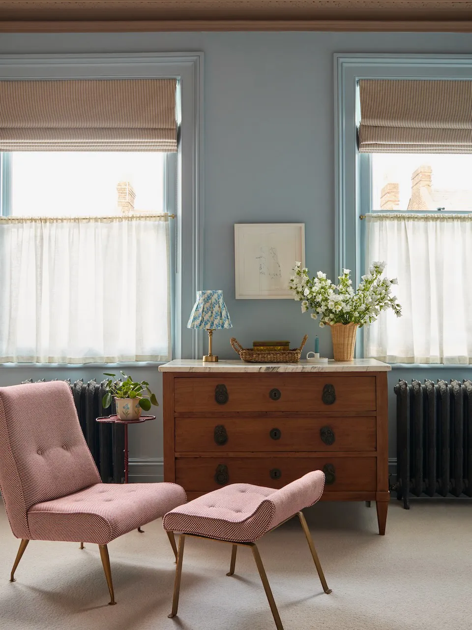 Elegant Color Accents and Modern Decor in Classic Townhouse Design in London - Gallery image 12