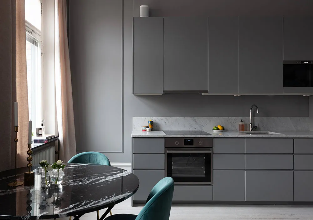 Tonos oscuros y dormitorio en nicho: apartamento pequeño en Suecia (37 m²) - Gallery image 5