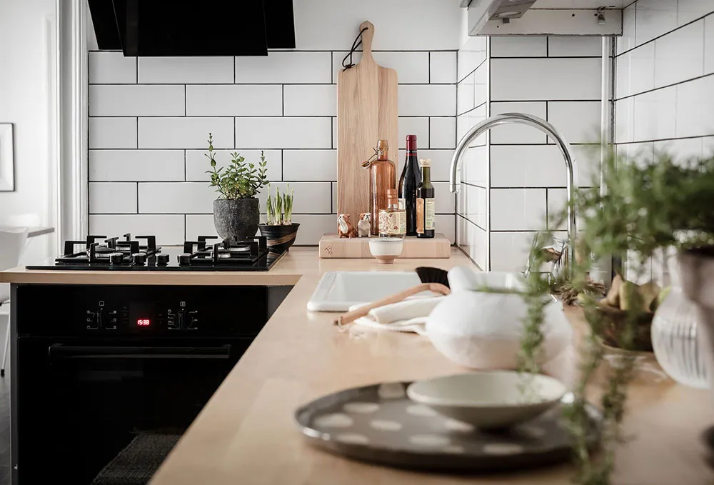 स्टाइलिश काले-सफेद रंग का लिविंग रूम एवं हरे रंग का बेडरूम: गोथेनबर्ग में स्थित एक छोटा 2-km वाला अपार्टमेंट (61 वर्ग मीटर) - Gallery image 22