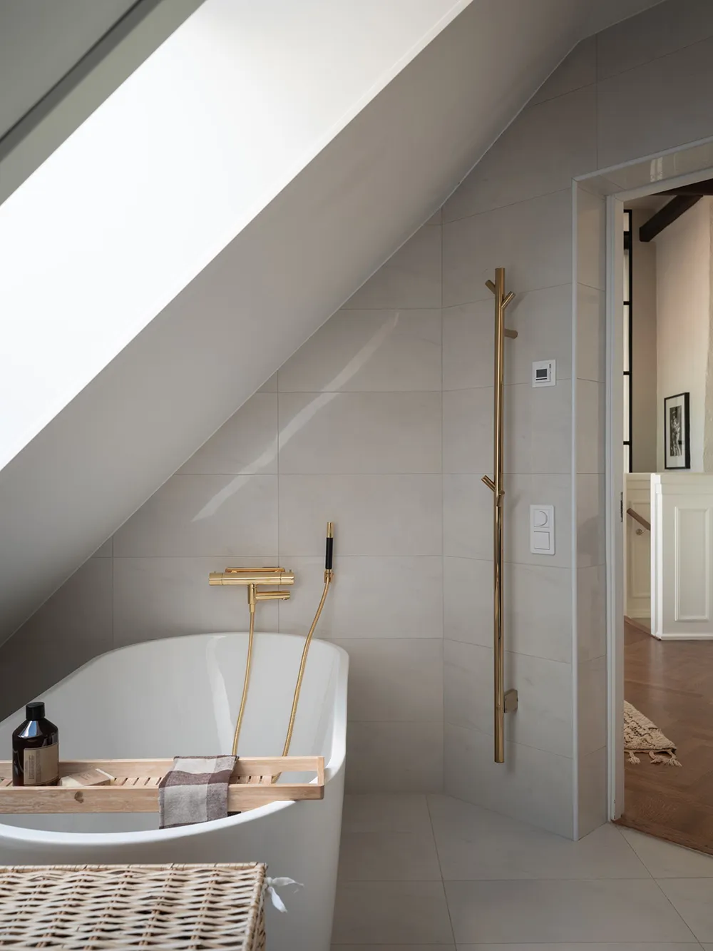 Appartement à deux étages avec de superbes fenêtres de mansarde en Suède - Gallery image 11