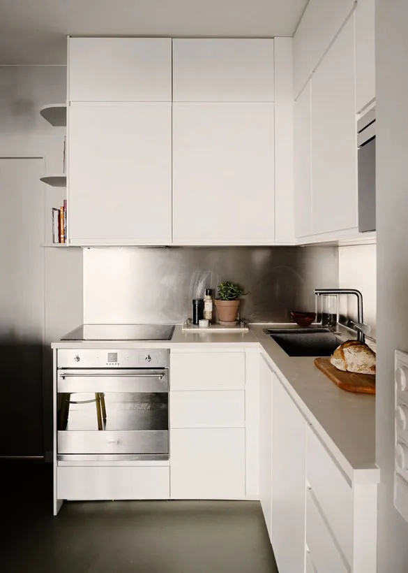 Interior escandinavo tranquilo con dormitorios coloridos y detalles decorativos - Gallery image 11