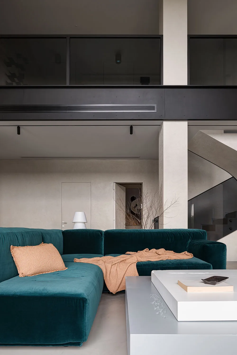 Современный дом для семьи в Днепре с обилием дерева в декоре - Gallery image 3