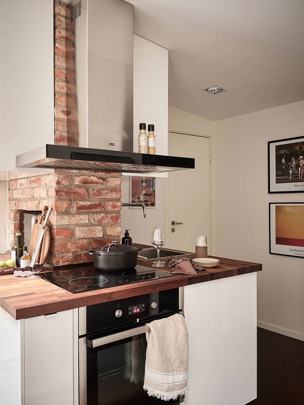 Скошені стеля, цегляна стіна і гардеробна кімната: цікава мансарда в Швеції (42 кв. м) - Gallery image 11